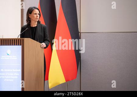 Baku, Azerbaigian. 4 novembre 2023. Annalena Baerbock (Alleanza 90/Verdi, l), ministro federale degli Esteri, tiene una conferenza stampa presso il ministero degli Esteri azero a Baku. Credito: Hannes P. Albert/dpa/Alamy Live News Foto Stock