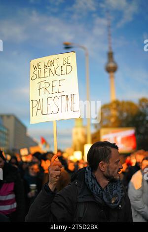 Berlin, Demonstration GER, Berlin,20231104, Demo, kundgebung gegen Israel, Einmarsch in den GAZA Streifen, Nahost Konflikt mit Palästina, *** Berlino, Demonstration GER, Berlin,20231104, Demo, raduno contro Israele, invasione della Striscia DI GAZA, conflitto in Medio Oriente con la Palestina, credito: Imago/Alamy Live News Foto Stock