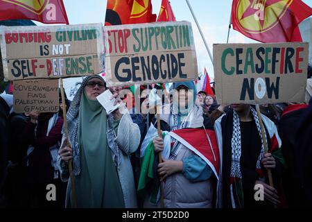 Berlin, Demonstration GER, Berlin,20231104, Demo, kundgebung gegen Israel, Einmarsch in den GAZA Streifen, Nahost Konflikt mit Palästina, *** Berlino, Demonstration GER, Berlin,20231104, Demo, raduno contro Israele, invasione della Striscia DI GAZA, conflitto in Medio Oriente con la Palestina, credito: Imago/Alamy Live News Foto Stock