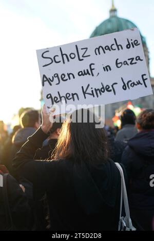 Berlin, Demonstration GER, Berlin,20231104, Demo, kundgebung gegen Israel, Einmarsch in den GAZA Streifen, Nahost Konflikt mit Palästina, *** Berlino, Demonstration GER, Berlin,20231104, Demo, raduno contro Israele, invasione della Striscia DI GAZA, conflitto in Medio Oriente con la Palestina, credito: Imago/Alamy Live News Foto Stock