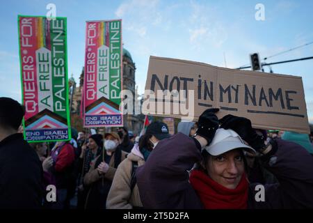 Berlin, Demonstration GER, Berlin,20231104, Demo, kundgebung gegen Israel, Einmarsch in den GAZA Streifen, Nahost Konflikt mit Palästina, *** Berlino, Demonstration GER, Berlin,20231104, Demo, raduno contro Israele, invasione della Striscia DI GAZA, conflitto in Medio Oriente con la Palestina, credito: Imago/Alamy Live News Foto Stock