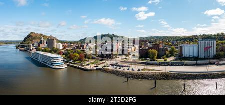 Red Wing, Minnesota - 15 ottobre 2023: Vista aerea panoramica della città in Minnesota con attracco del Viking Mississippi Foto Stock