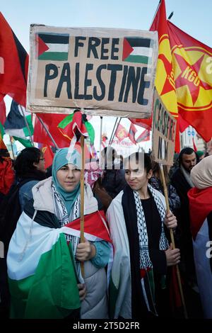 Berlin, Demonstration GER, Berlin,20231104, Demo, kundgebung gegen Israel, Einmarsch in den GAZA Streifen, Nahost Konflikt mit Palästina, *** Berlino, Demonstration GER, Berlin,20231104, Demo, raduno contro Israele, invasione della Striscia DI GAZA, conflitto in Medio Oriente con la Palestina, credito: Imago/Alamy Live News Foto Stock