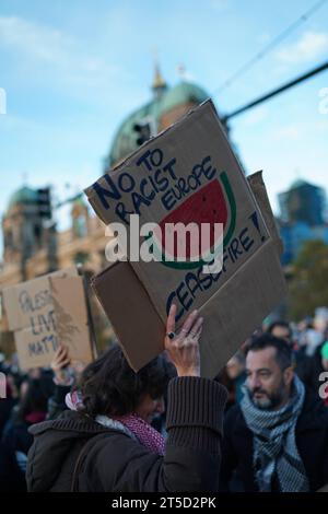 Berlin, Demonstration GER, Berlin,20231104, Demo, kundgebung gegen Israel, Einmarsch in den GAZA Streifen, Nahost Konflikt mit Palästina, *** Berlino, Demonstration GER, Berlin,20231104, Demo, raduno contro Israele, invasione della Striscia DI GAZA, conflitto in Medio Oriente con la Palestina, credito: Imago/Alamy Live News Foto Stock