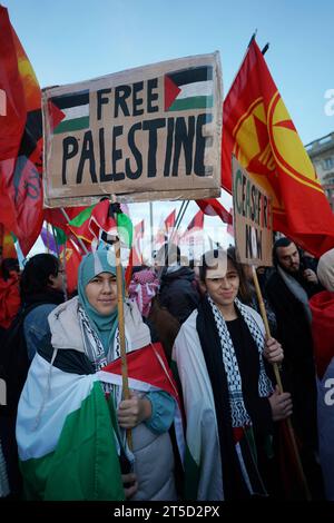 Berlin, Demonstration GER, Berlin,20231104, Demo, kundgebung gegen Israel, Einmarsch in den GAZA Streifen, Nahost Konflikt mit Palästina, *** Berlino, Demonstration GER, Berlin,20231104, Demo, raduno contro Israele, invasione della Striscia DI GAZA, conflitto in Medio Oriente con la Palestina, credito: Imago/Alamy Live News Foto Stock