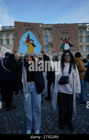 Berlin, Demonstration GER, Berlin,20231104, Demo, kundgebung gegen Israel, Einmarsch in den GAZA Streifen, Nahost Konflikt mit Palästina, *** Berlino, Demonstration GER, Berlin,20231104, Demo, raduno contro Israele, invasione della Striscia DI GAZA, conflitto in Medio Oriente con la Palestina, credito: Imago/Alamy Live News Foto Stock