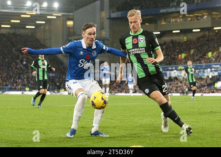 Liverpool, Regno Unito. 4 novembre 2023. James Garner di Everton e Jan Paul van Hecke di Brighton & Hove Albion in azione. Partita di Premier League, Everton contro Brighton e Hove Albion al Goodison Park di Liverpool sabato 4 novembre 2023. Questa immagine può essere utilizzata solo per scopi editoriali. Solo per uso editoriale, foto di Chris Stading/Andrew Orchard fotografia sportiva/Alamy Live news credito: Andrew Orchard fotografia sportiva/Alamy Live News Foto Stock