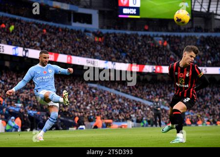 MANCHESTER, REGNO UNITO. 4 novembre 2023. Kyle Walker del Manchester City Cross colpisce Milos Kerkez di Bournemouth in faccia durante la partita di Premier League all'Etihad Stadium di MANCHESTER. Il credito fotografico dovrebbe leggere: Gary Oakley/Sportimage Credit: Sportimage Ltd/Alamy Live News Foto Stock