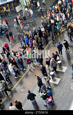 marcia pro-Palestina attraverso il centro di Bristol dalla moschea Shah Jalal di Eastville, attraverso l'area commerciale Broadmead fino a College Green, Bristol, Foto Stock