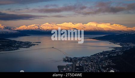 Vista dalla cima della funivia sopra la città norvegese di Tromso Foto Stock