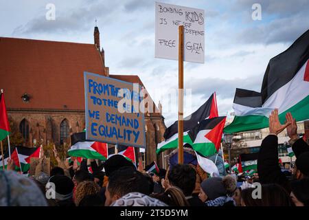 Berlino, Germania - 4 novembre: Dimostrazione libera della Palestina a Berlino Foto Stock