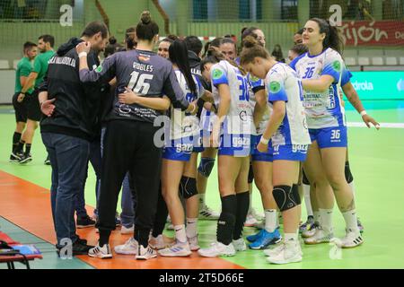 Gijon, Spagna, 4 novembre 2023: I giocatori di Caja Rural Aula Valladolid si abbracciano prima della partita durante la decima giornata della Liga Guerreras Iberdrola 2023-24 tra Motive.co Gijon Balonmano la Calzada e Caja Rural Aula Valladolid, il 4 novembre 2023, nel Padiglione Arena, a Gijon, Spagna. Credito: Alberto Brevers / Alamy Live News. Foto Stock