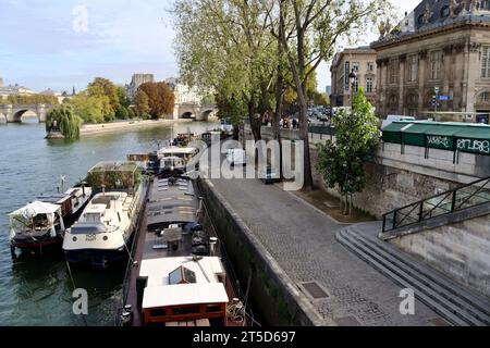 Case galleggianti sulla Senna con Monnaie de Paris sullo sfondo sulla Rive Gauche a Parigi, Francia Foto Stock