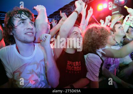 The NME Rave Tour at Cardiff Students' Union in Galles, 11 febbraio 2007. Fotografia: ROB WATKINS nella foto: La folla alla moda di Go Crazy per i Klaxons Foto Stock