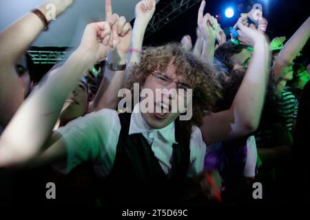 The NME Rave Tour at Cardiff Students' Union in Galles, 11 febbraio 2007. Fotografia: ROB WATKINS nella foto: La folla alla moda di Go Crazy per i Klaxons Foto Stock