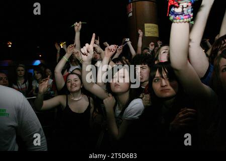 The NME Rave Tour at Cardiff Students' Union in Galles, 11 febbraio 2007. Fotografia: ROB WATKINS nella foto: La folla alla moda di Go Crazy per i Klaxons Foto Stock