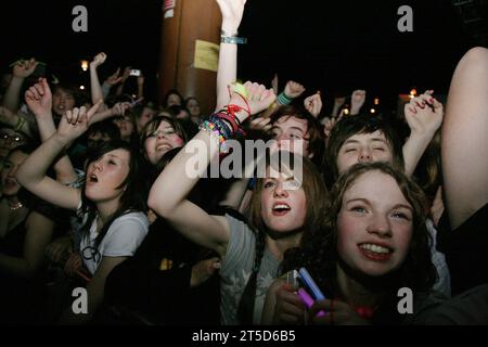 The NME Rave Tour at Cardiff Students' Union in Galles, 11 febbraio 2007. Fotografia: ROB WATKINS nella foto: La folla alla moda di Go Crazy per i Klaxons Foto Stock