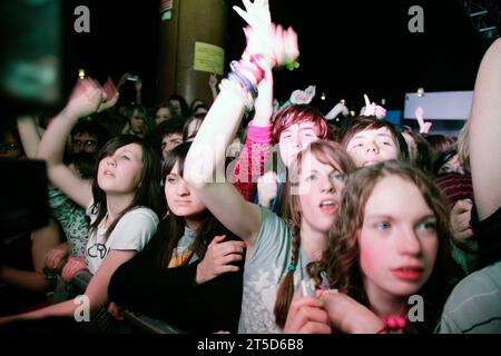 The NME Rave Tour at Cardiff Students' Union in Galles, 11 febbraio 2007. Fotografia: ROB WATKINS nella foto: La folla alla moda di Go Crazy per i Klaxons Foto Stock