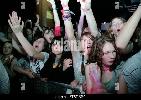 The NME Rave Tour at Cardiff Students' Union in Galles, 11 febbraio 2007. Fotografia: ROB WATKINS nella foto: La folla alla moda di Go Crazy per i Klaxons Foto Stock