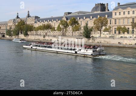 La barca turistica sul fiume Senna a Parigi, Francia Foto Stock