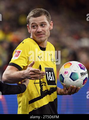 Dortmund, Germania. 4 novembre 2023. Calcio: Bundesliga, Borussia Dortmund - Bayern Monaco, giorno 10, al Signal Iduna Park. Julian Ryerson di Dortmund reagisce. NOTA IMPORTANTE: In conformità alle norme della DFL German Football League e della DFB German Football Association, è vietato utilizzare o far utilizzare fotografie scattate nello stadio e/o della partita sotto forma di immagini sequenziali e/o di serie di foto simili a video. Crediti: Bernd Thissen/dpa/Alamy Live News Foto Stock