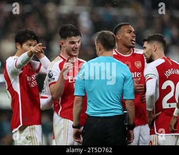 Newcastle upon Tyne, Regno Unito. 4 novembre 2023. Declan Rice discute con l'arbitro Stuart Attwell prima del riconoscimento del gol del Newcastle durante la partita di Premier League a St.. James' Park, Newcastle upon Tyne. Il credito fotografico dovrebbe leggere: Nigel Roddis/Sportimage Credit: Sportimage Ltd/Alamy Live News Foto Stock