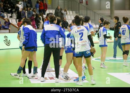 Gijon, Spagna, 04 novembre 2023: I giocatori di Caja Rural Aula Valladolid celebrano la vittoria durante la decima giornata della Liga Guerreras Iberdrola 2023-24 tra Motive.co Gijon Balonmano la Calzada e Caja Rural Aula Valladolid, il 4 novembre 2023, nel Padiglione Arena, a Gijon, Spagna. Credito: Alberto Brevers / Alamy Live News. Foto Stock