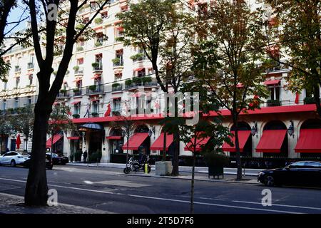 Hôtel PLAZA ATHÉNÉE su Avenue Montaigne a Parigi. Francia Foto Stock