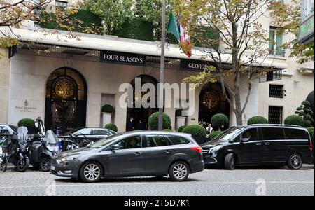 Four Seasons Hotel George V su Avenue George V a Parigi, Francia Foto Stock