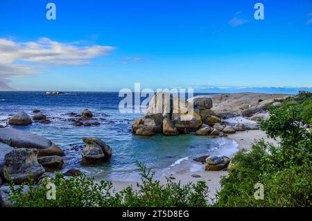 La spiaggia di rocce rocciose è una spiaggia turqoise e riparata e. Una famosa destinazione turistica nella città del capo Sud Africa Foto Stock