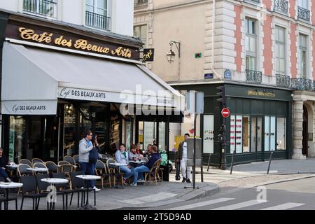 Cafe des Beaux Arts all'angolo tra Quai Malaquais e Rue Bonaparte a Saint-Germain-des-Pres, Parigi, Francia Foto Stock