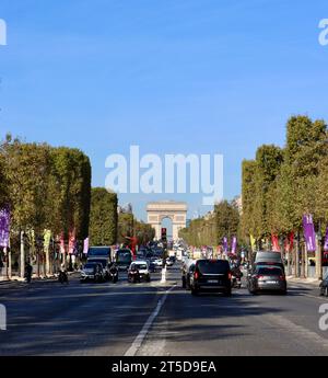 Avenue des Champs-Élysées e Arc de Triomphe a Parigi, Francia Foto Stock