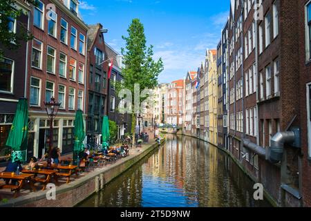 Bar e case a schiera sul canale di Amsterdam, Paesi Bassi. Foto Stock
