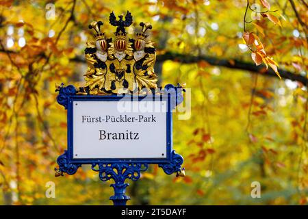 Herbst im Pueckler-Park Branitz DEU/Deutschland/Brandenburg/Cottbus, 04.11.2023, Herbst in Brandeburgo, Fuerst-Pueckler-Park Branitz Branitzer Park in Cottbus. *** Autumn in Pueckler Park Branitz DEU Germania Brandenburg Cottbus, 04 11 2023, Autumn in Brandenburg, Fuerst Pueckler Park Branitz Branitzer Park in Cottbus AF Branitz 85704.jpeg Credit: Imago/Alamy Live News Foto Stock