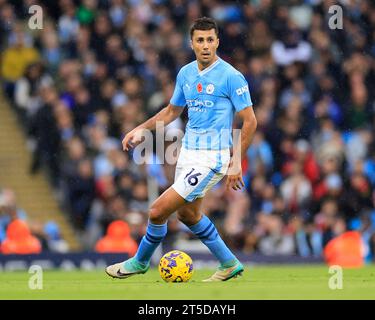Manchester, Regno Unito. 4 novembre 2023. Rodrigo #16 di Manchester City controlla la palla durante la partita di Premier League Manchester City vs Bournemouth all'Etihad Stadium, Manchester, Regno Unito, il 4 novembre 2023 (foto di Conor Molloy/News Images) a Manchester, Regno Unito il 11/4/2023. (Foto di Conor Molloy/News Images/Sipa USA) credito: SIPA USA/Alamy Live News Foto Stock