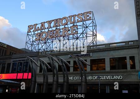 Cartello Playhouse Square sopra Euclid Avenue nel quartiere dei teatri di Cleveland contro il cielo del mattino presto all'inizio di novembre 2023 Foto Stock