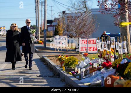 Lewiston, Stati Uniti. 3 novembre 2023. Il presidente degli Stati Uniti Joe Biden, giusto, cammina con la First Lady Jill Biden mentre visitano il memoriale improvvisato alle vittime della sparatoria di massa fuori Schemengees Bar and Grille, il 3 novembre 2023 a Lewiston, Maine. Diciotto persone sono state uccise in una sparatoria di massa in due luoghi a Lewiston, Maine, la notte del 25 ottobre. Credito: Adam Schultz/White House Photo/Alamy Live News Foto Stock