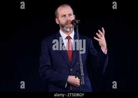 Migliaia di persone si riuniscono a Trafalgar Square questo pomeriggio a sostegno del popolo ebraico contro Hamas. Nella foto: Jonathan Reynolds, segretario ombra Foto Stock