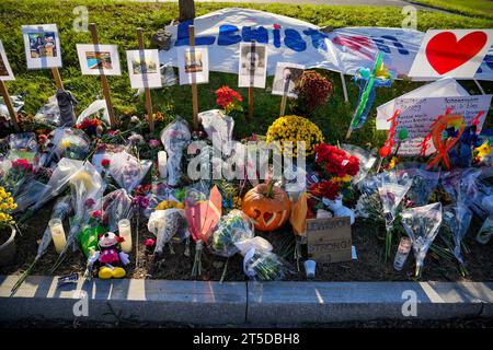 Lewiston, Stati Uniti. 3 novembre 2023. Fiori e foto decorano il memoriale improvvisato alle vittime delle sparatorie di massa fuori Schemengees Bar and Grille, il 3 novembre 2023 a Lewiston, Maine. Diciotto persone sono state uccise in una sparatoria di massa in due luoghi a Lewiston, Maine, la notte del 25 ottobre. Credito: Adam Schultz/White House Photo/Alamy Live News Foto Stock