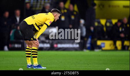 Dortmund, Germania. 4 novembre 2023. Calcio: Bundesliga, Borussia Dortmund - Bayern Monaco, giorno 10, al Signal Iduna Park. Nico Schlotterbeck di Dortmund reagisce. NOTA IMPORTANTE: In conformità alle norme della DFL German Football League e della DFB German Football Association, è vietato utilizzare o far utilizzare fotografie scattate nello stadio e/o della partita sotto forma di immagini sequenziali e/o di serie di foto simili a video. Credito: Federico Gambarini/dpa/Alamy Live News Foto Stock