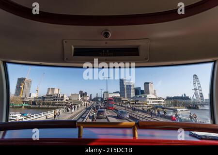 Sadiq Khan per raggiungere il punto di riferimento della linea 11 dell'autobus una settimana prima dell'incoronazione. Nella foto: La vista che sorveglia il London Eye dal parabrezza mentre passa l'autobus 11 Foto Stock