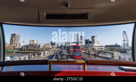 Sadiq Khan per raggiungere il punto di riferimento della linea 11 dell'autobus una settimana prima dell'incoronazione. Nella foto: La vista che sorveglia il London Eye dal parabrezza mentre passa l'autobus 11 Foto Stock