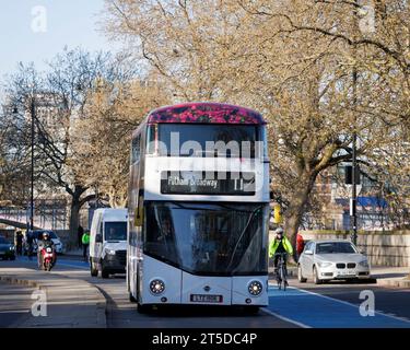 Sadiq Khan per raggiungere il punto di riferimento della linea 11 dell'autobus una settimana prima dell'incoronazione. Nella foto: L'autobus 11 passa attraverso Millbank. Immagine scattata il 19 aprile 2023. © Belind Foto Stock