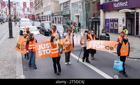 Basta fermare i manifestanti del petrolio marciano lentamente lungo lo Strand, creando un traffico moderato. Immagine scattata il 24 aprile 2023. © Belinda Jiao jiao.bilin@gmail.com 0 Foto Stock