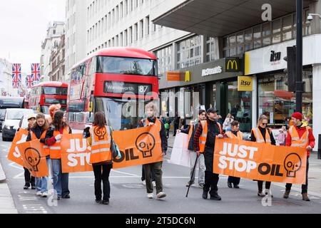 Basta fermare i manifestanti del petrolio marciano lentamente lungo lo Strand, creando un traffico moderato. Immagine scattata il 24 aprile 2023. © Belinda Jiao jiao.bilin@gmail.com 0 Foto Stock