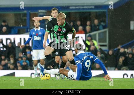 Liverpool, Regno Unito. 4 novembre 2023. Jan Paul van Hecke di Brighton & Hove Albion e Dominic Calvert-Lewin di Everton si battono per la palla. Partita di Premier League, Everton contro Brighton e Hove Albion al Goodison Park di Liverpool sabato 4 novembre 2023. Questa immagine può essere utilizzata solo per scopi editoriali. Solo per uso editoriale, foto di Chris Stading/Andrew Orchard fotografia sportiva/Alamy Live news credito: Andrew Orchard fotografia sportiva/Alamy Live News Foto Stock