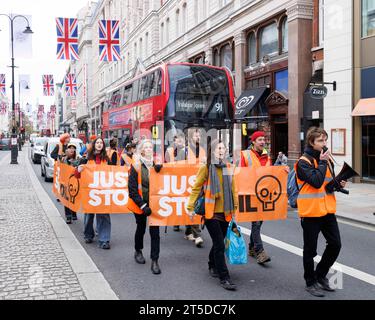 Basta fermare i manifestanti del petrolio marciano lentamente lungo lo Strand, creando un traffico moderato. Immagine scattata il 24 aprile 2023. © Belinda Jiao jiao.bilin@gmail.com 0 Foto Stock