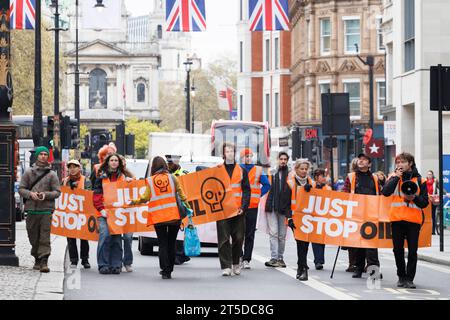 Basta fermare i manifestanti del petrolio marciano lentamente lungo lo Strand, creando un traffico moderato. Immagine scattata il 24 aprile 2023. © Belinda Jiao jiao.bilin@gmail.com 0 Foto Stock