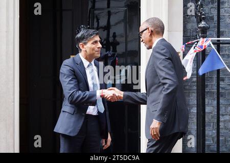 MccLi0004082 il primo ministro britannico Rishi Sunak saluta il presidente del Ruanda Paul Kagame a Downing Street. Immagine scattata il 4 maggio 2023. © Belinda Foto Stock