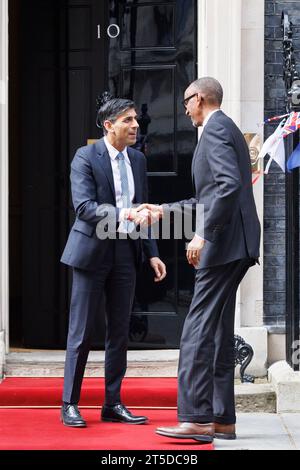 MccLi0004082 il primo ministro britannico Rishi Sunak saluta il presidente del Ruanda Paul Kagame a Downing Street. Immagine scattata il 4 maggio 2023. © Belinda Foto Stock